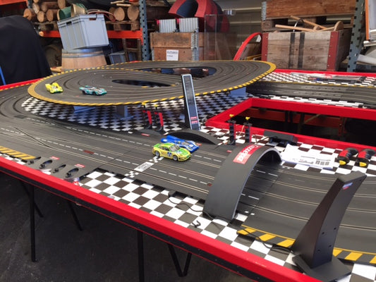 Carrerabahn 4-spurig modern