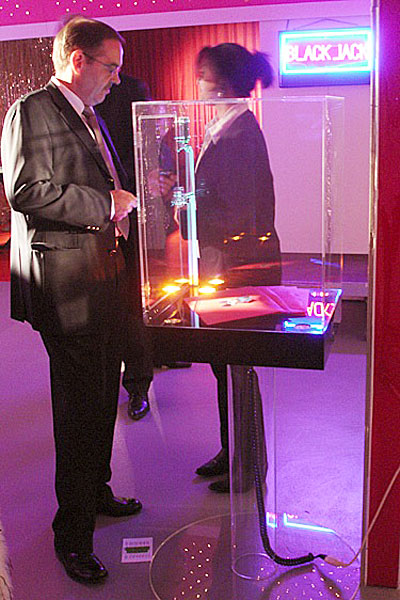 Tresor aus Plexiglas (schwarz)